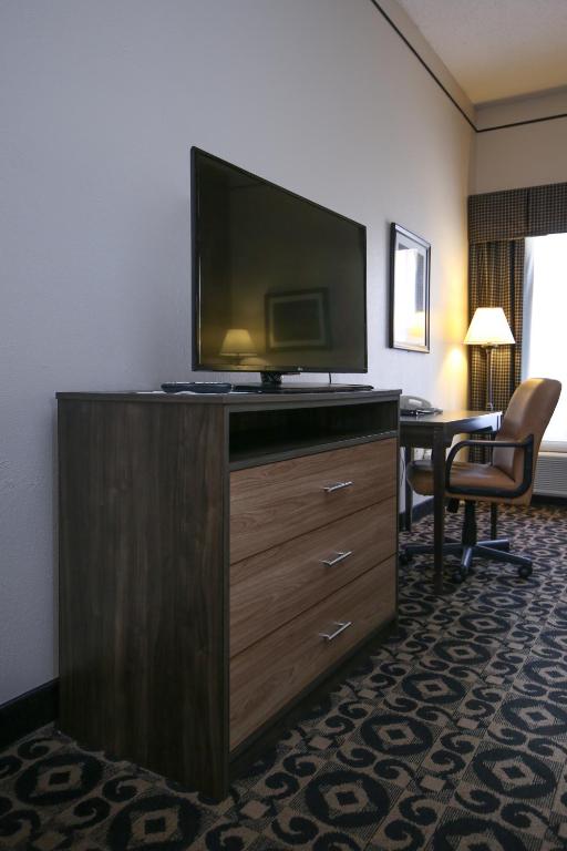 Quality Inn & Suites University image 22